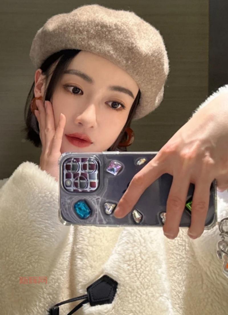 从综合自拍到个性表达：揭秘自拍背后的潮流趋势