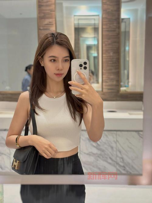 从综合自拍到个性表达：揭秘自拍背后的潮流趋势