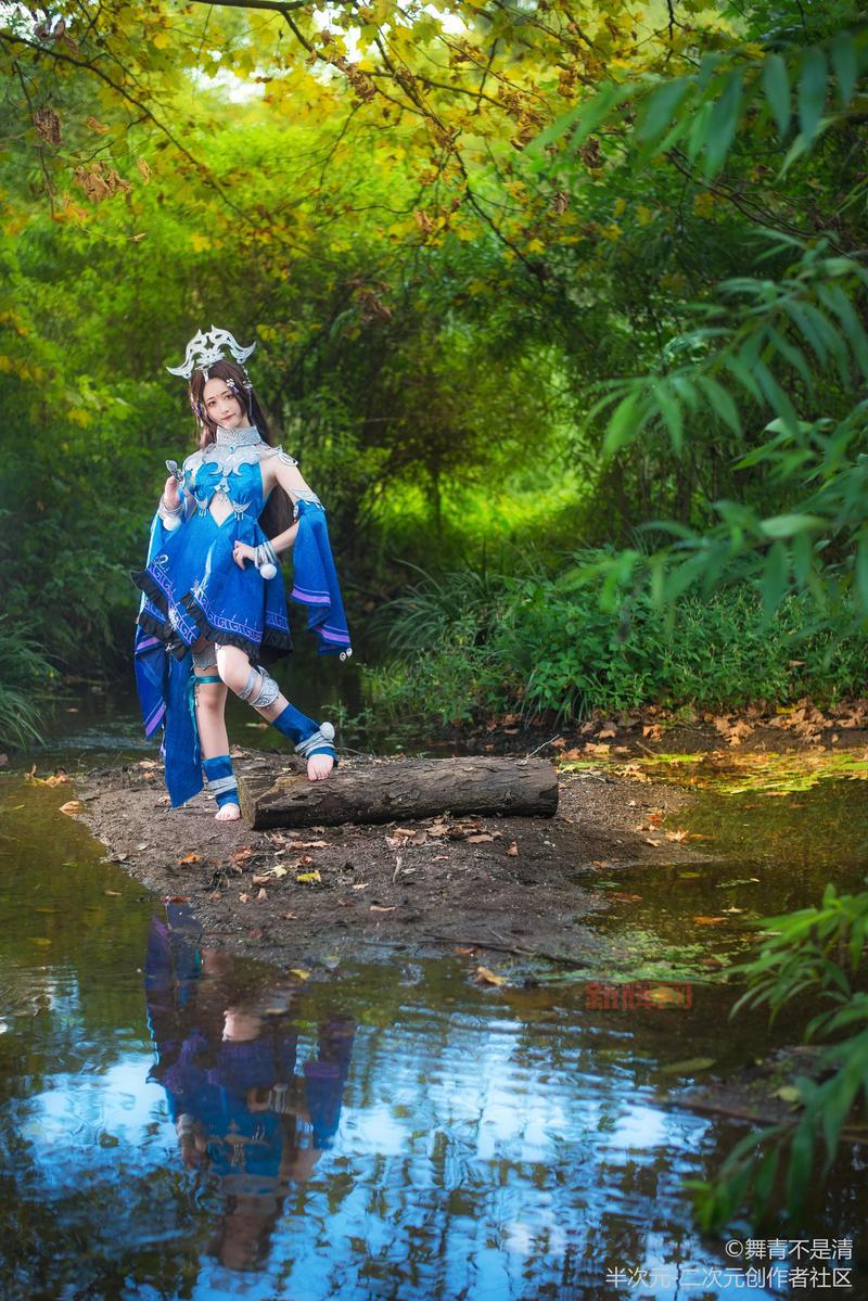 剑网3秦风套COS美图欣赏，毒姐大长腿太吸睛了！